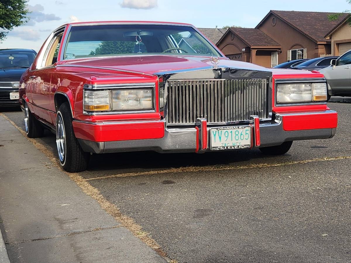 Cadillac-Fleetwood-brougham-1984-1