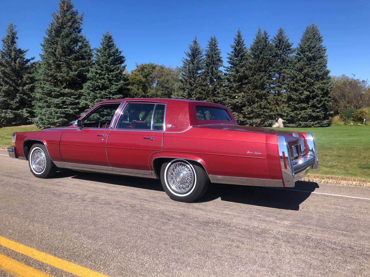 Cadillac-Fleetwood-brougham-1985-1