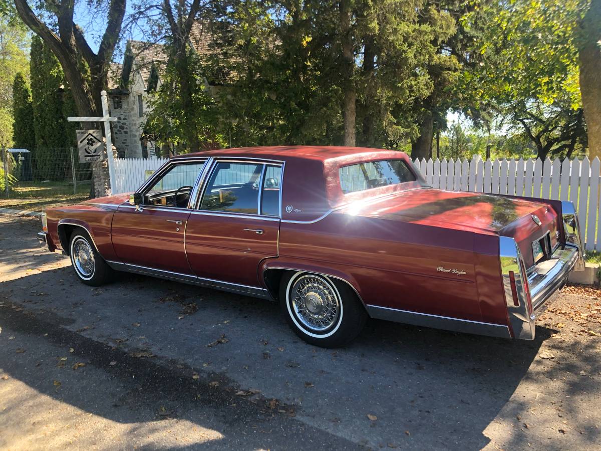 Cadillac-Fleetwood-brougham-1985-2