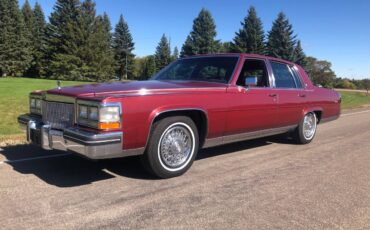 Cadillac-Fleetwood-brougham-1985