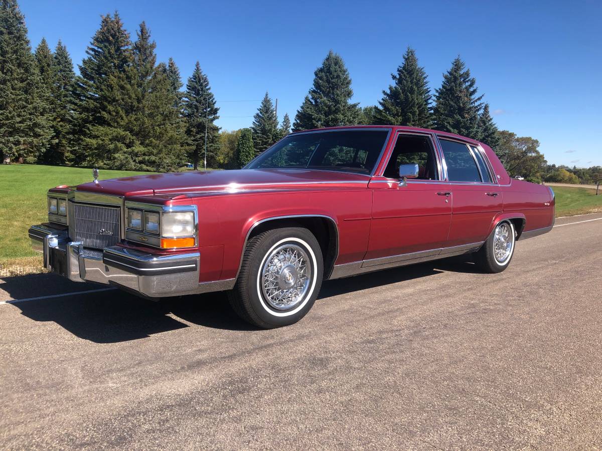 Cadillac-Fleetwood-brougham-1985