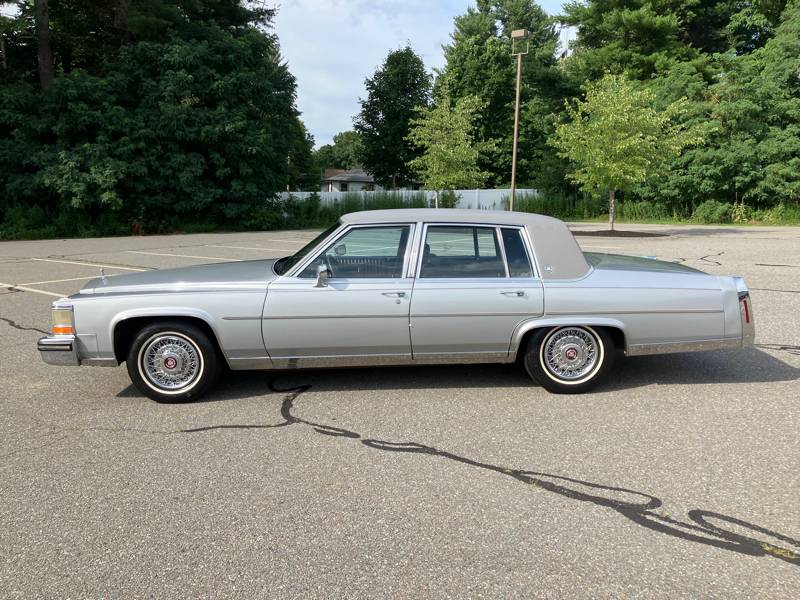 Cadillac-Fleetwood-brougham-1988-1