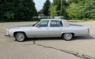 Cadillac-Fleetwood-brougham-1988-1