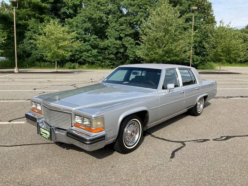 Cadillac-Fleetwood-brougham-1988