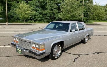 Cadillac-Fleetwood-brougham-1988