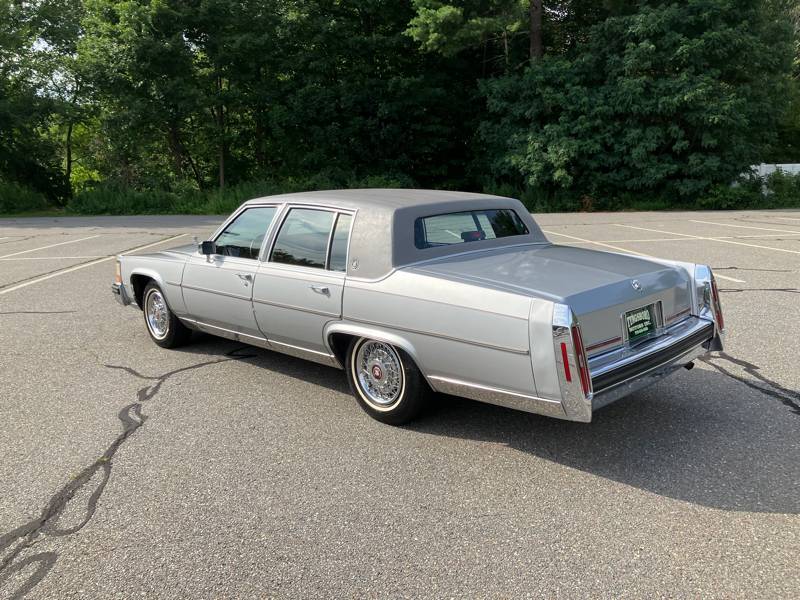 Cadillac-Fleetwood-brougham-1988-2