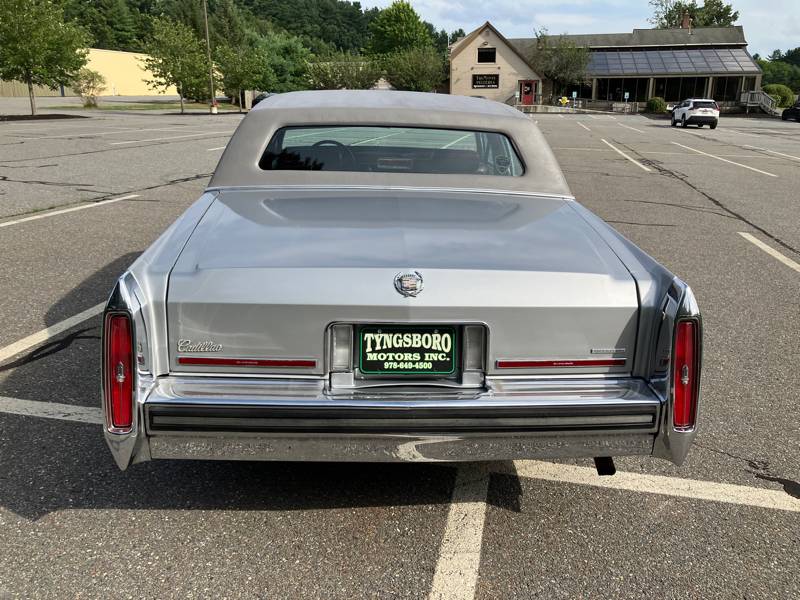 Cadillac-Fleetwood-brougham-1988-3