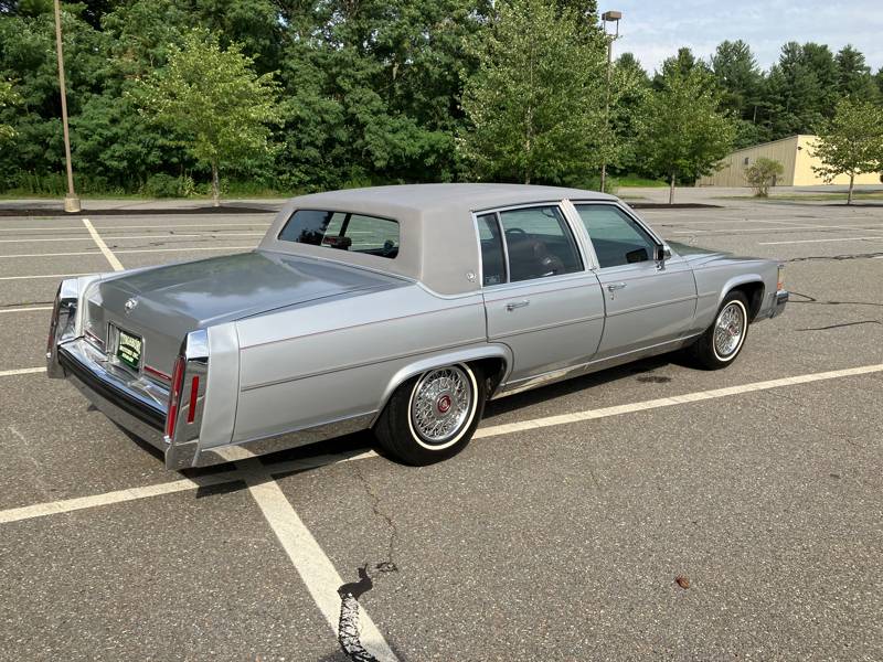 Cadillac-Fleetwood-brougham-1988-4