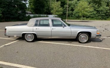 Cadillac-Fleetwood-brougham-1988-5