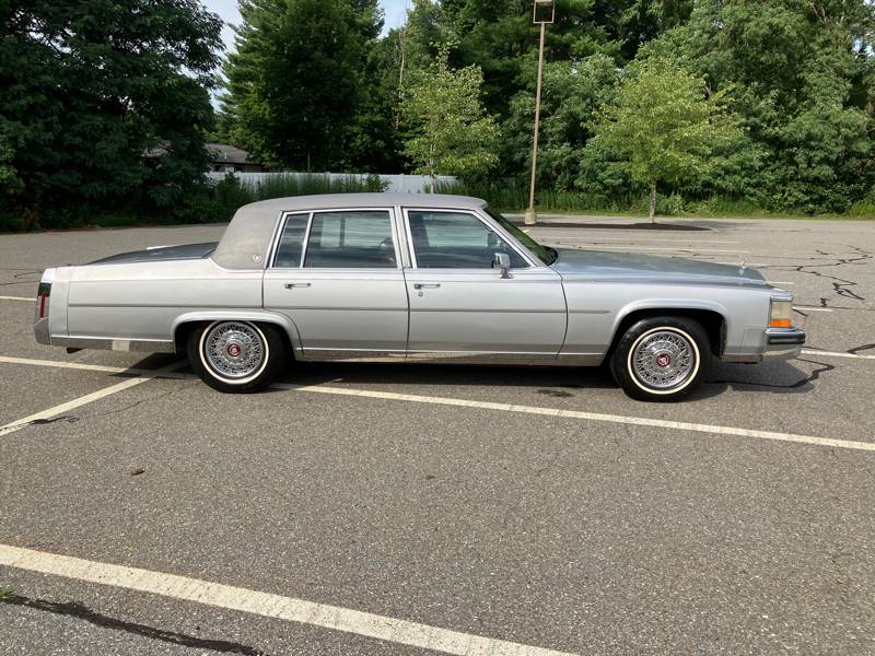 Cadillac-Fleetwood-brougham-1988-5