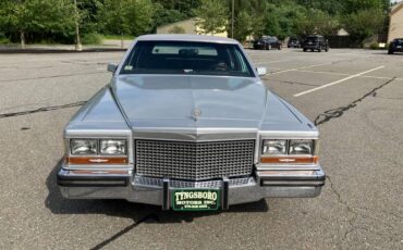 Cadillac-Fleetwood-brougham-1988-7