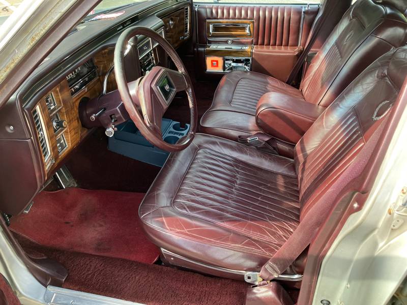 Cadillac-Fleetwood-brougham-1988-9