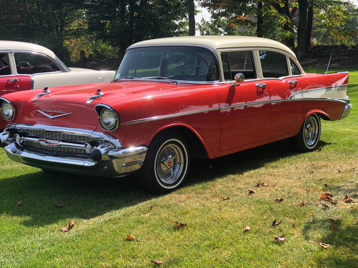 Chevrolet-4-door-sedan-1957-10