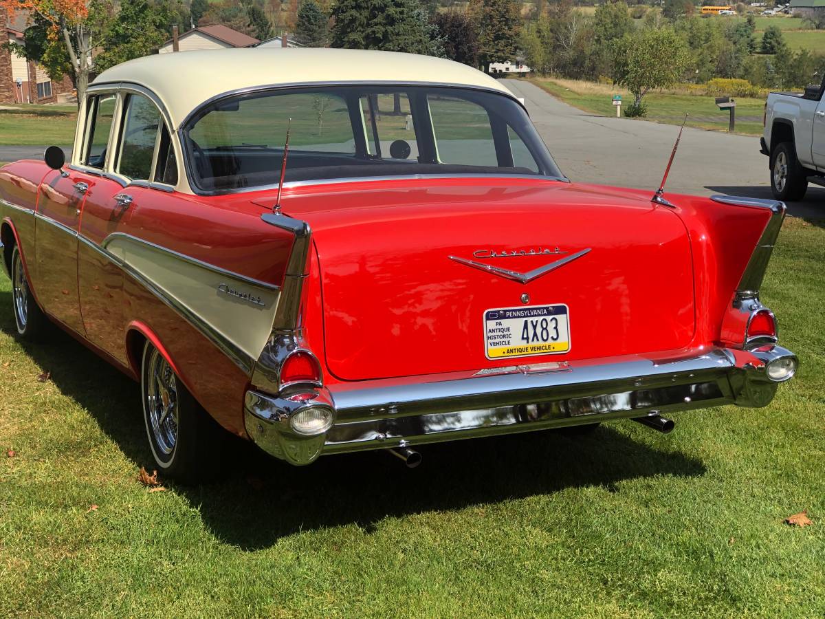 Chevrolet-4-door-sedan-1957-2