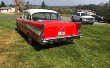 Chevrolet-4-door-sedan-1957-8