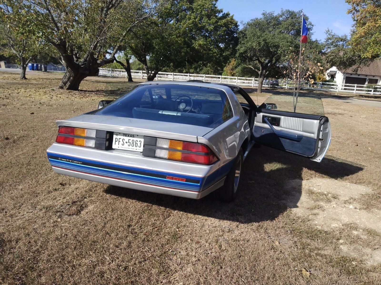 Chevrolet-Camaro-Coupe-1982-21