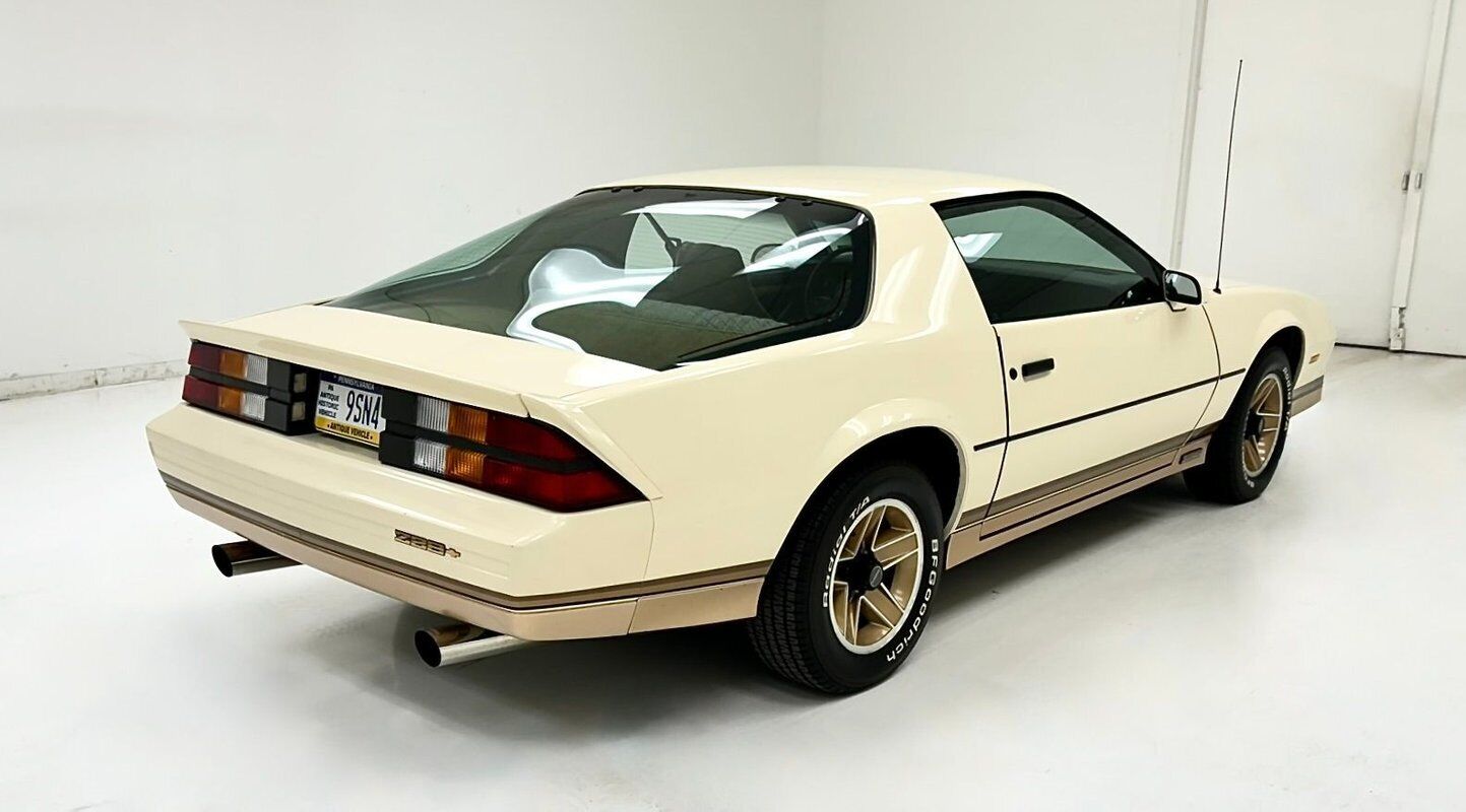 Chevrolet-Camaro-Coupe-1984-4