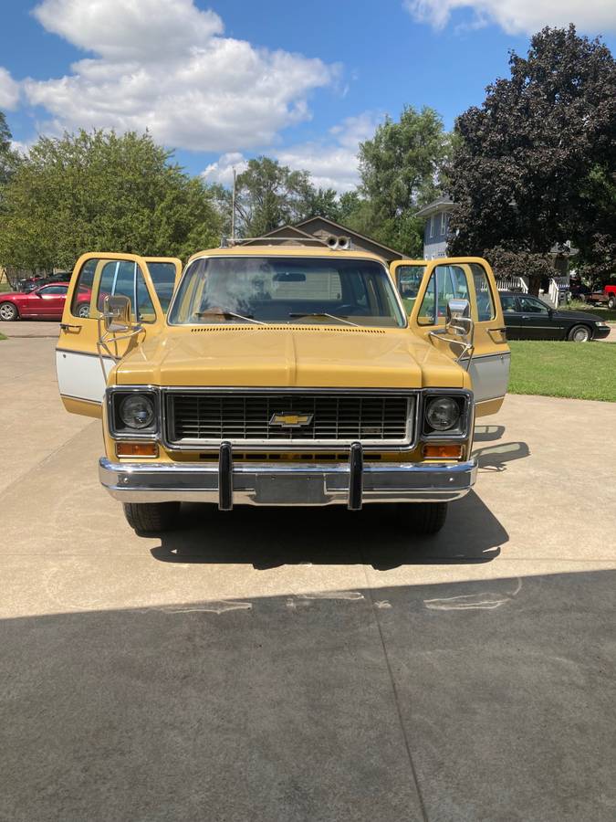 Chevrolet-Cheyenne-supersuburban-1973-3