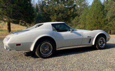 Chevrolet-Corvette-1975-2