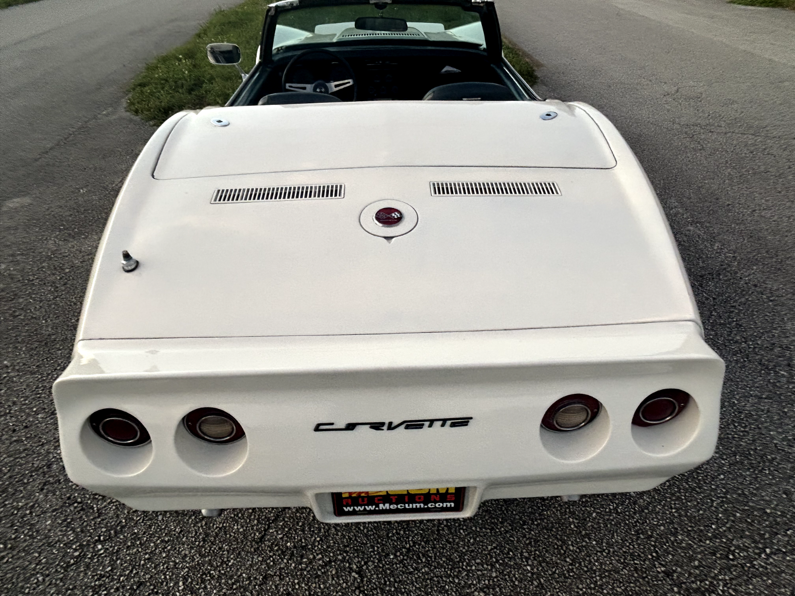 Chevrolet-Corvette-1975-4