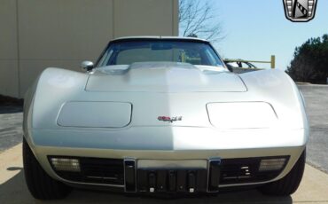 Chevrolet-Corvette-1977-4