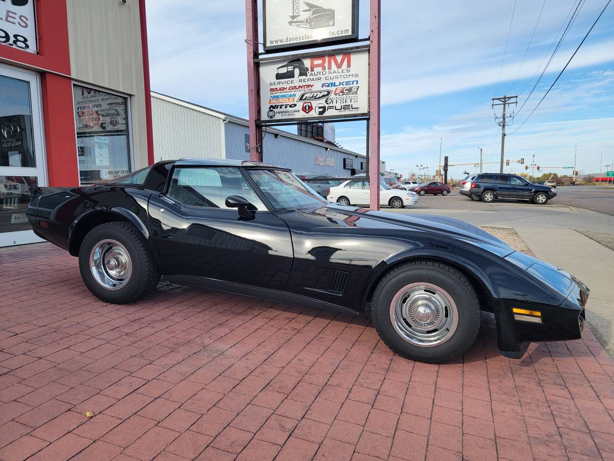 Chevrolet-Corvette-1980-2