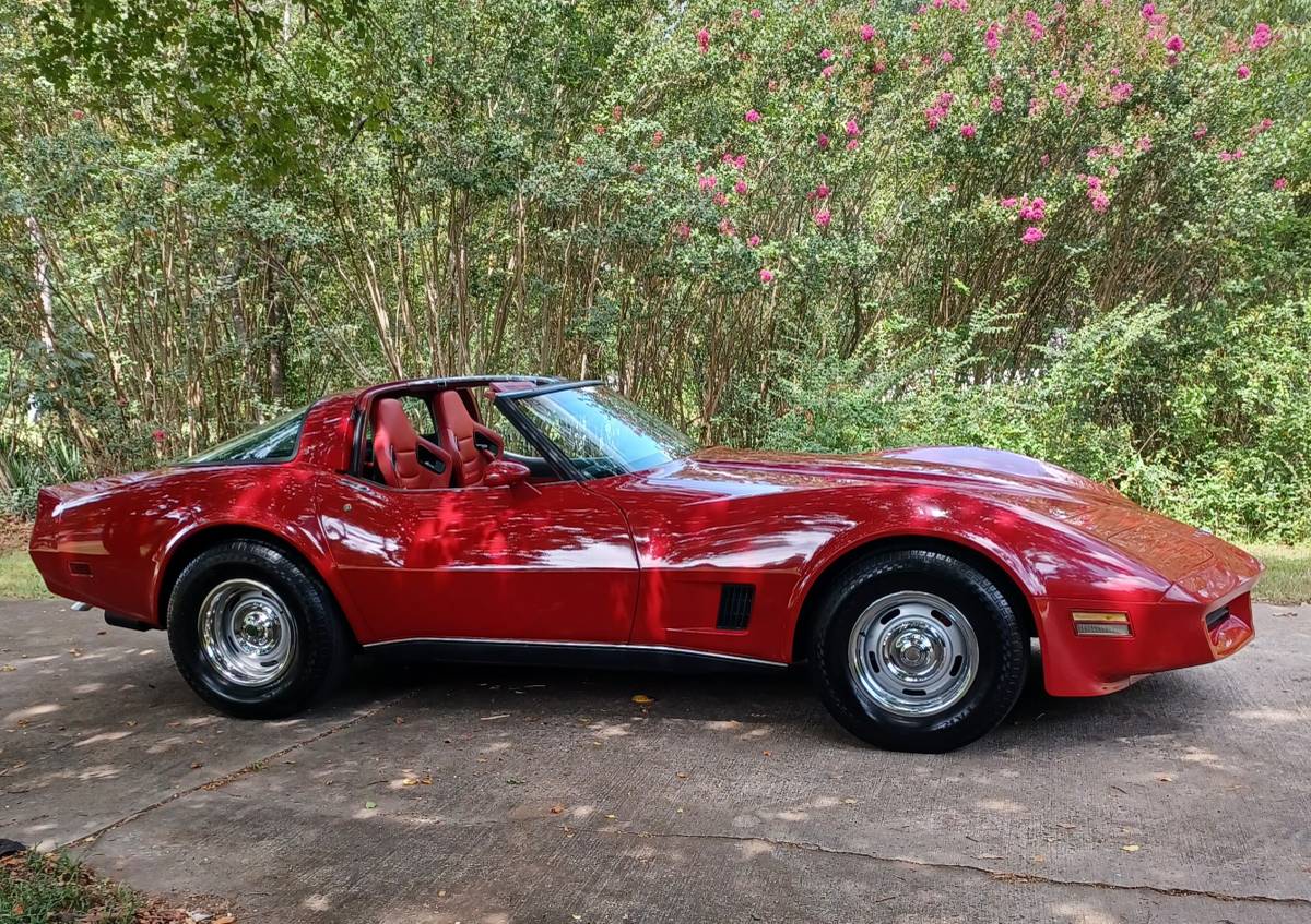 Chevrolet-Corvette-1980-2