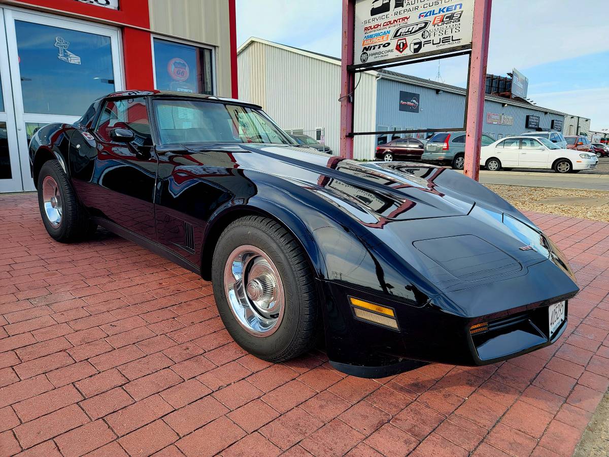 Chevrolet-Corvette-1980-3