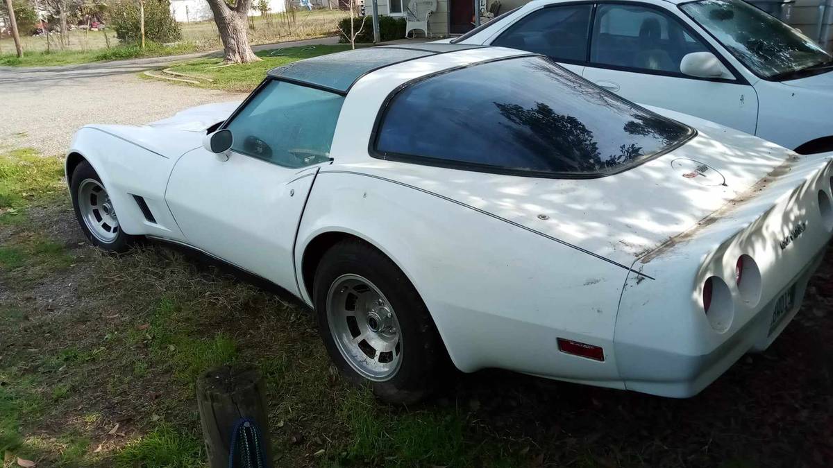 Chevrolet-Corvette-1980-6