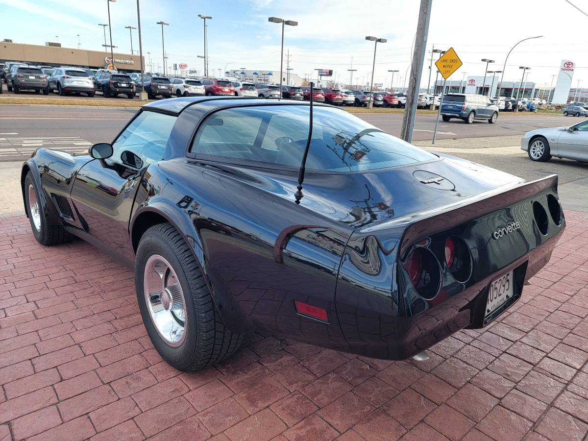 Chevrolet-Corvette-1980-8