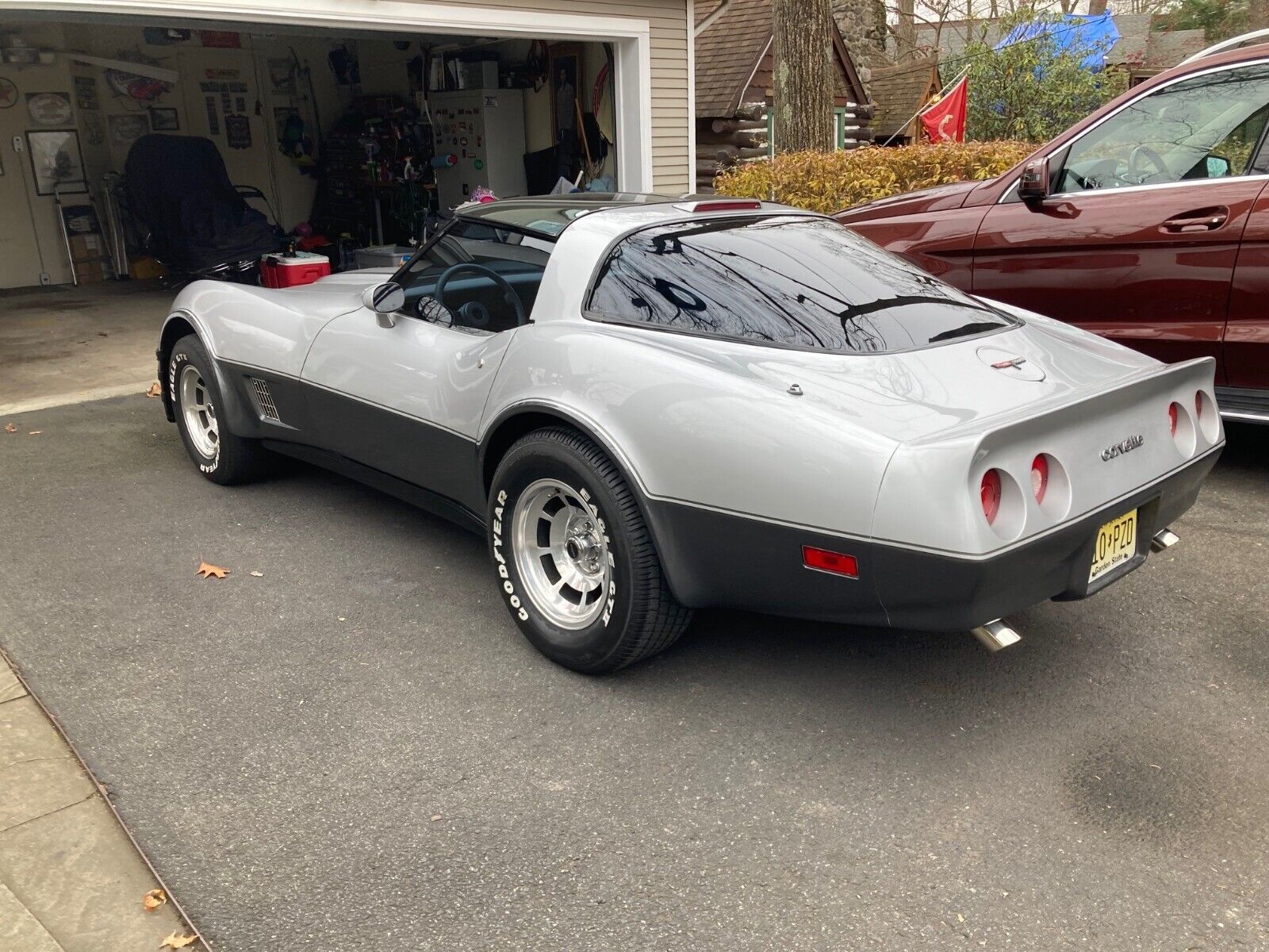 Chevrolet-Corvette-1981-19