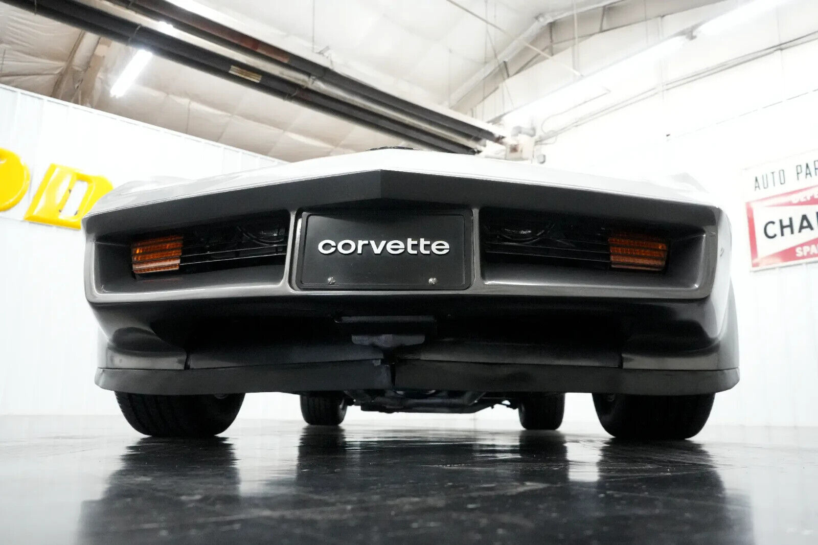 Chevrolet-Corvette-1981-25