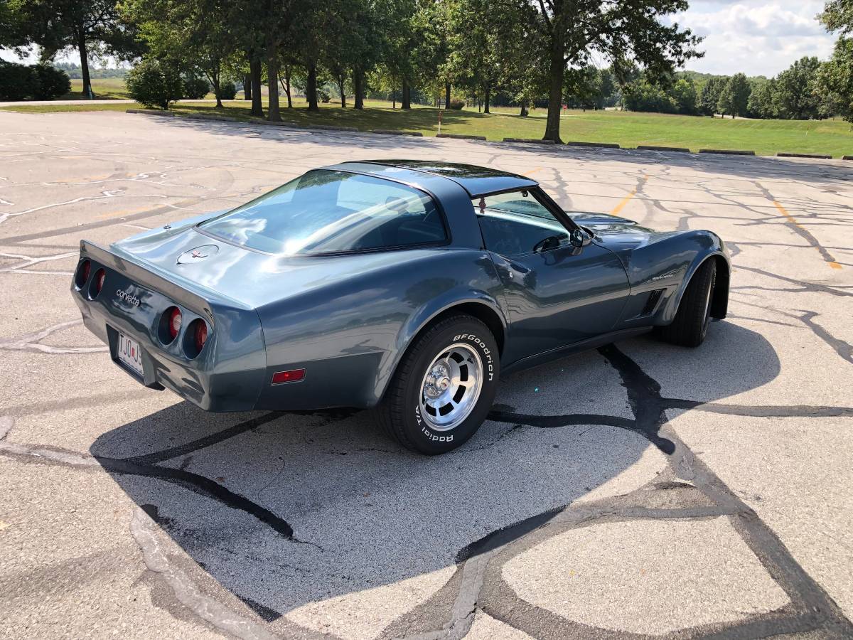 Chevrolet-Corvette-1982-2