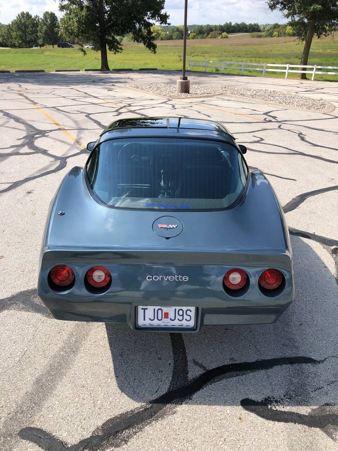 Chevrolet-Corvette-1982-3