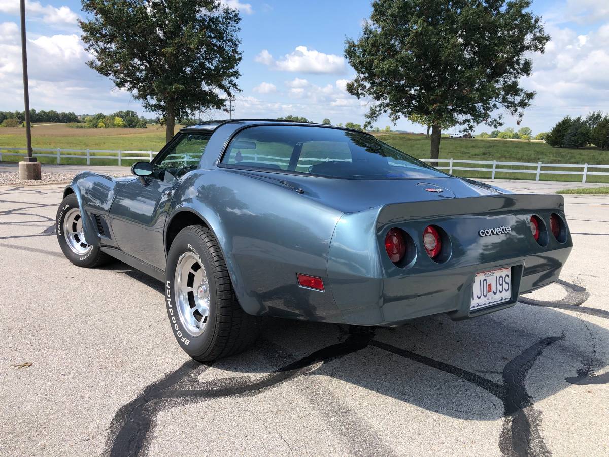 Chevrolet-Corvette-1982-4