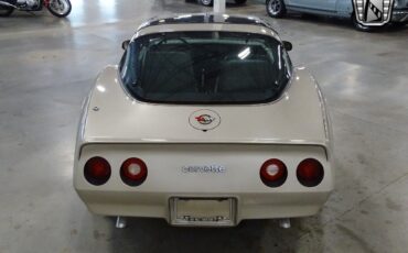 Chevrolet-Corvette-1982-6