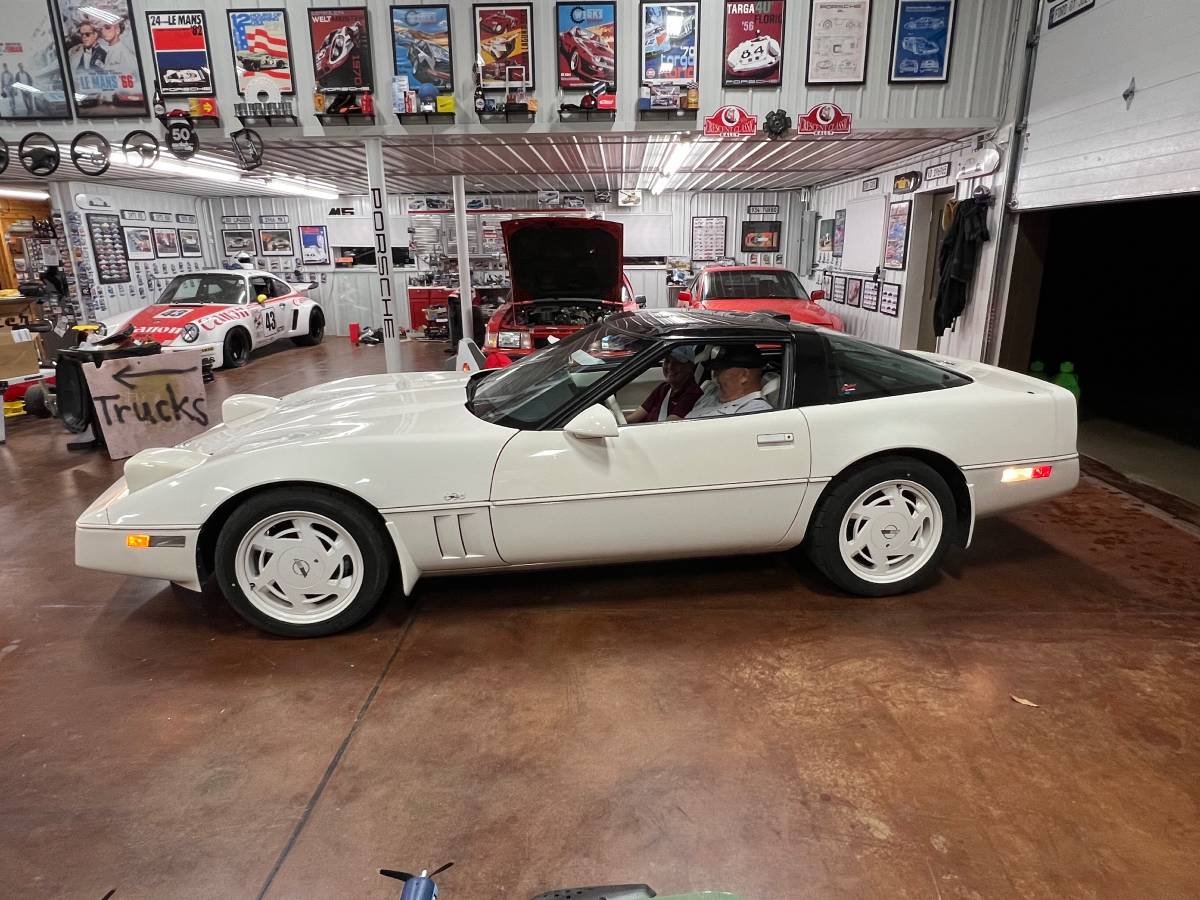 Chevrolet-Corvette-1988-22