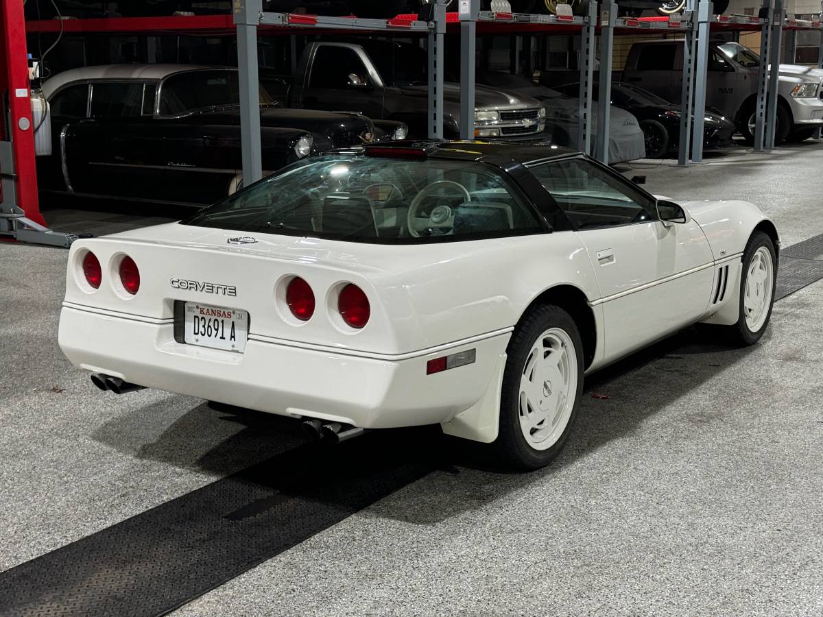 Chevrolet-Corvette-1988-3