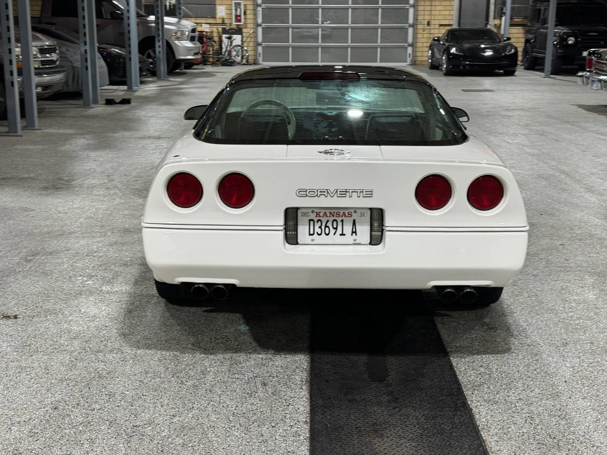 Chevrolet-Corvette-1988-4