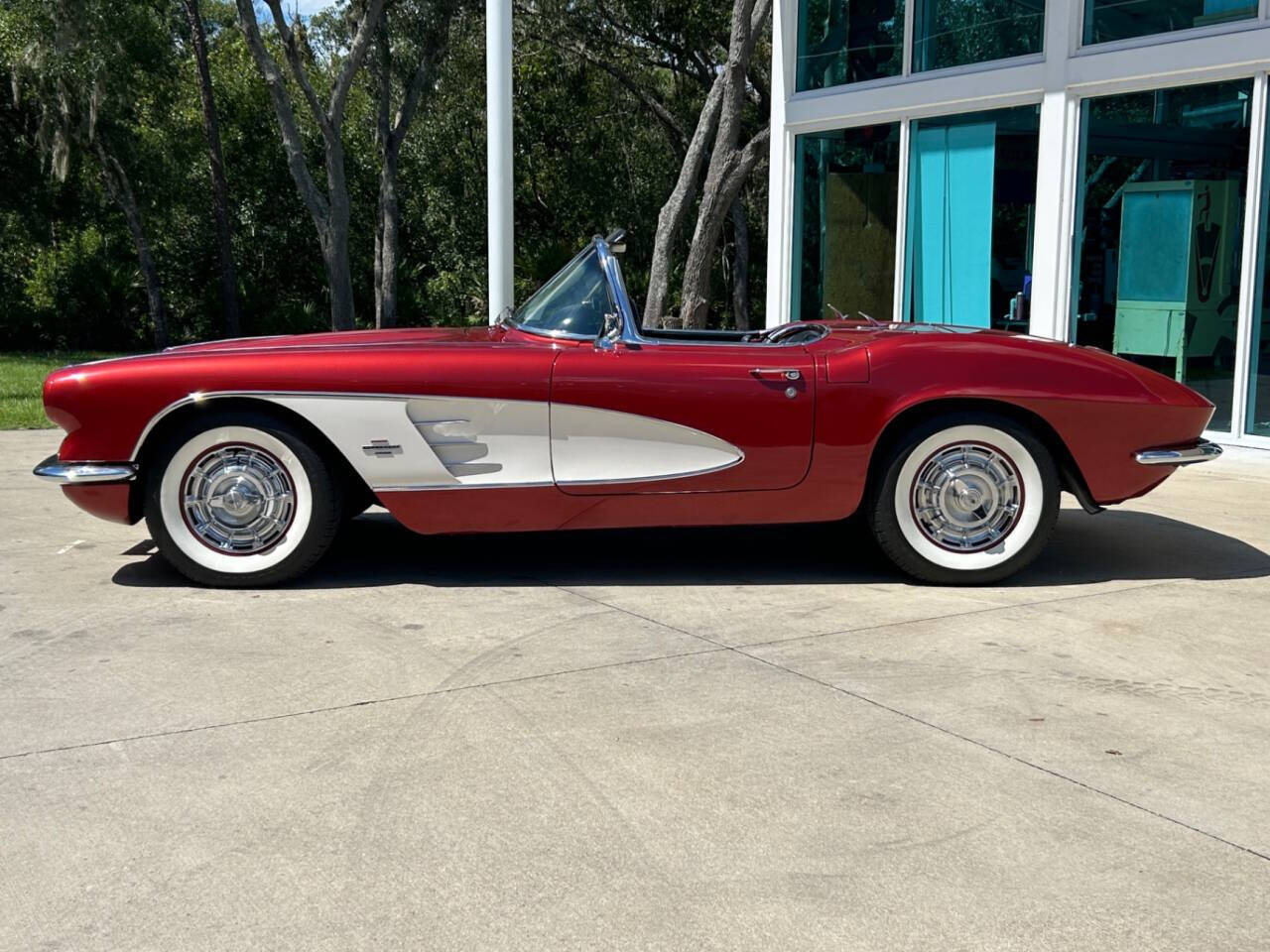 Chevrolet-Corvette-Coupe-1961-11