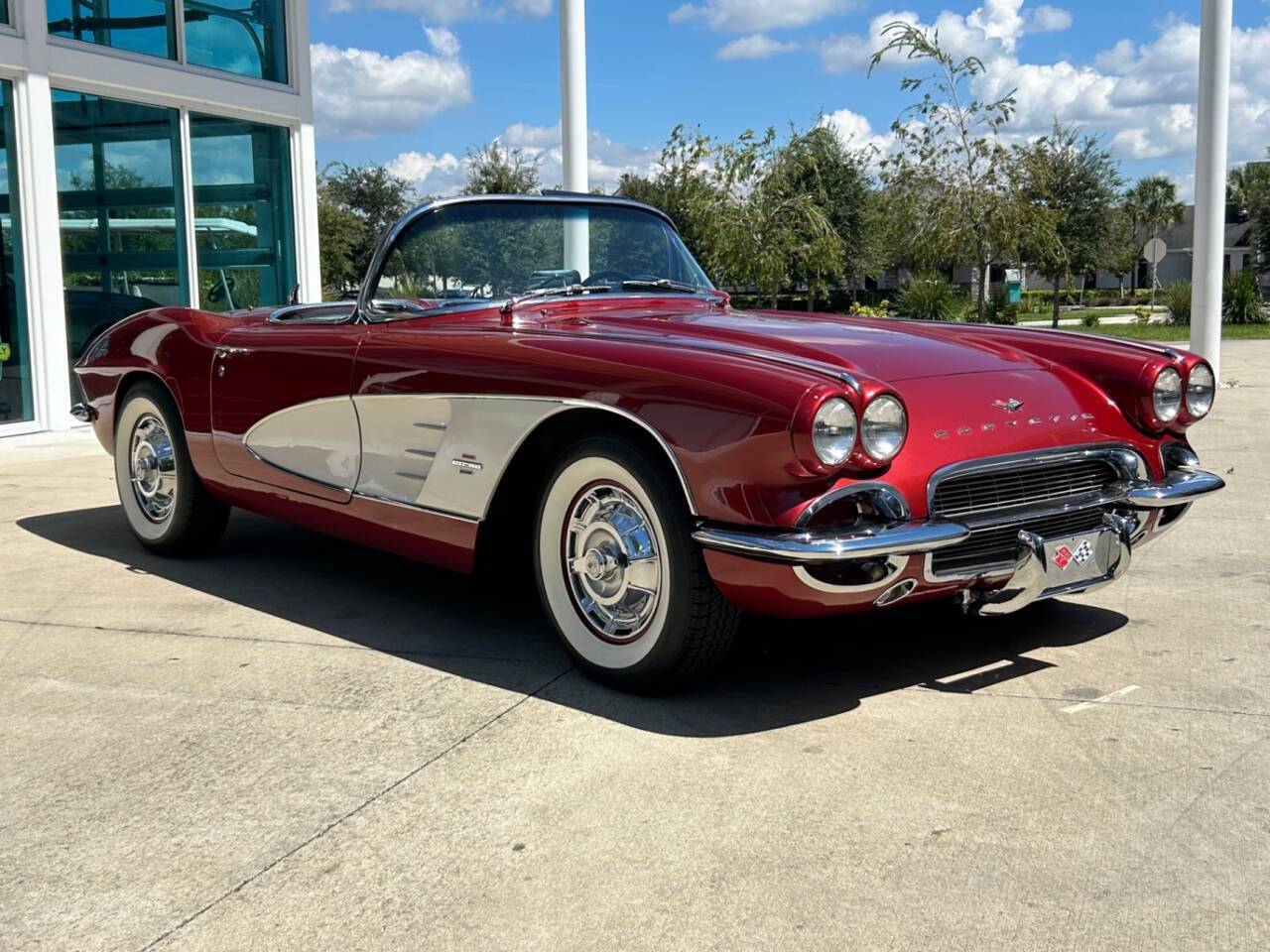 Chevrolet-Corvette-Coupe-1961-2