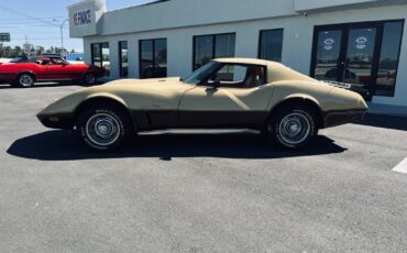 Chevrolet-Corvette-Coupe-1977-1