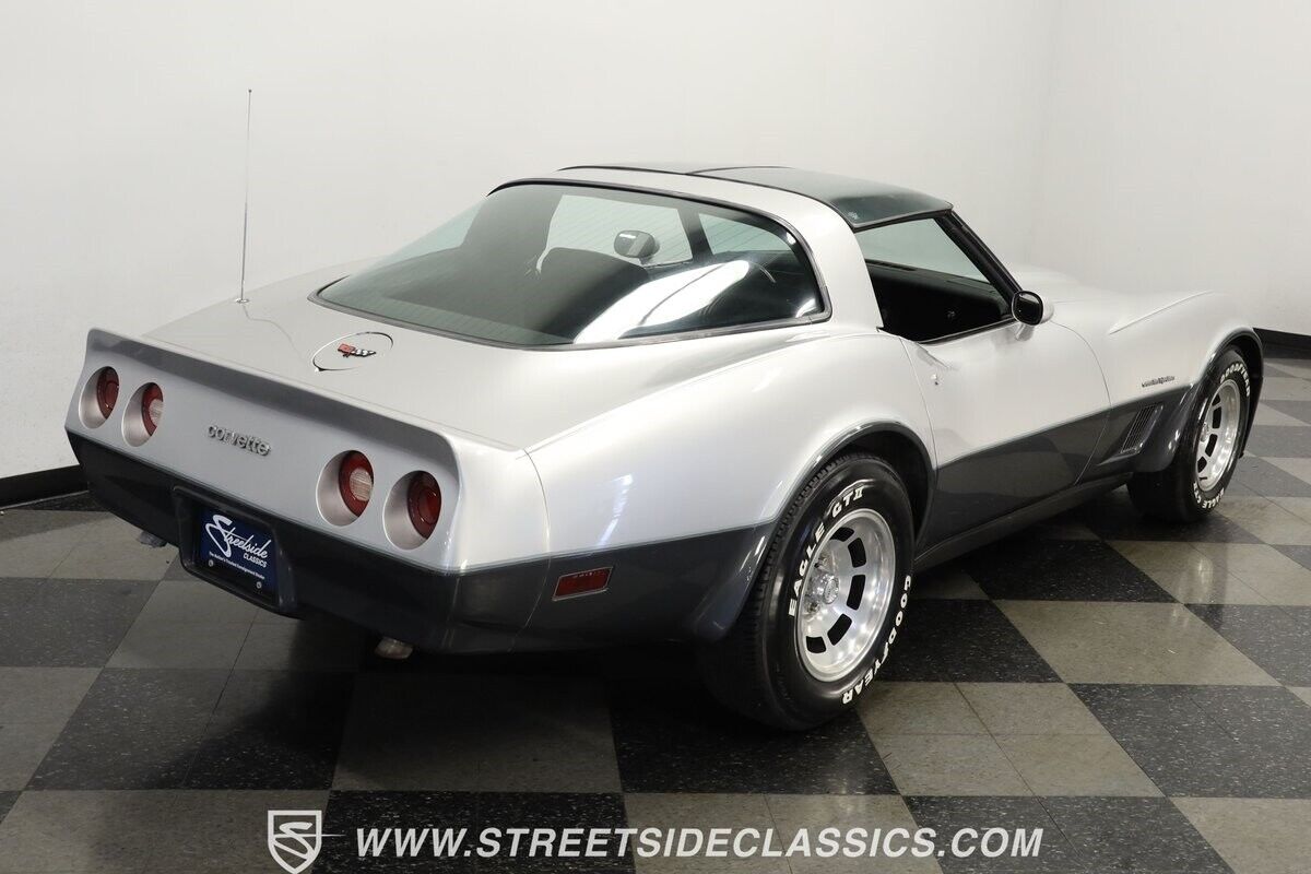 Chevrolet-Corvette-Coupe-1982-11