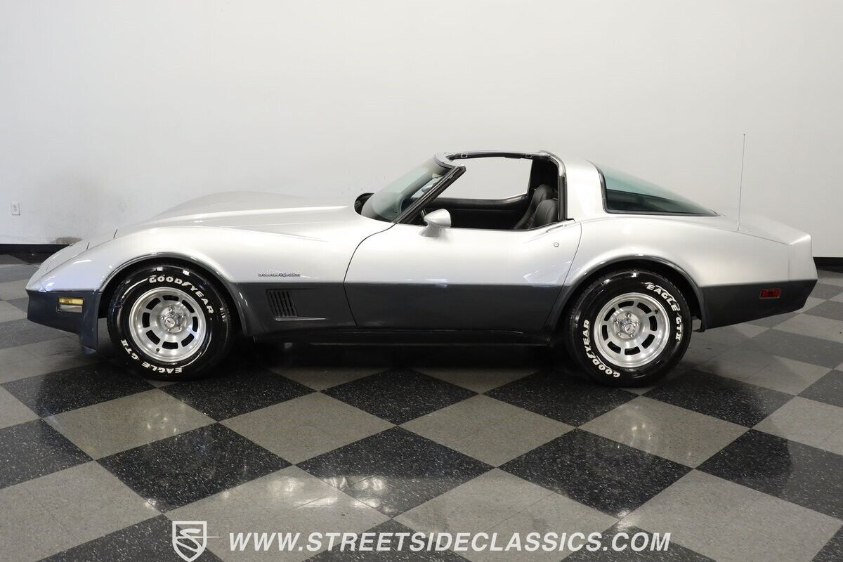 Chevrolet-Corvette-Coupe-1982-2