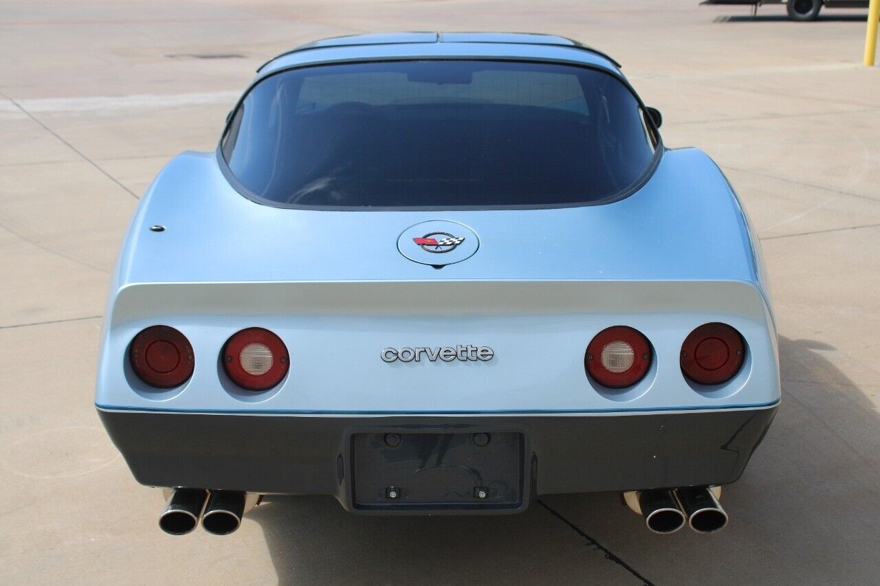 Chevrolet-Corvette-Coupe-1982-4