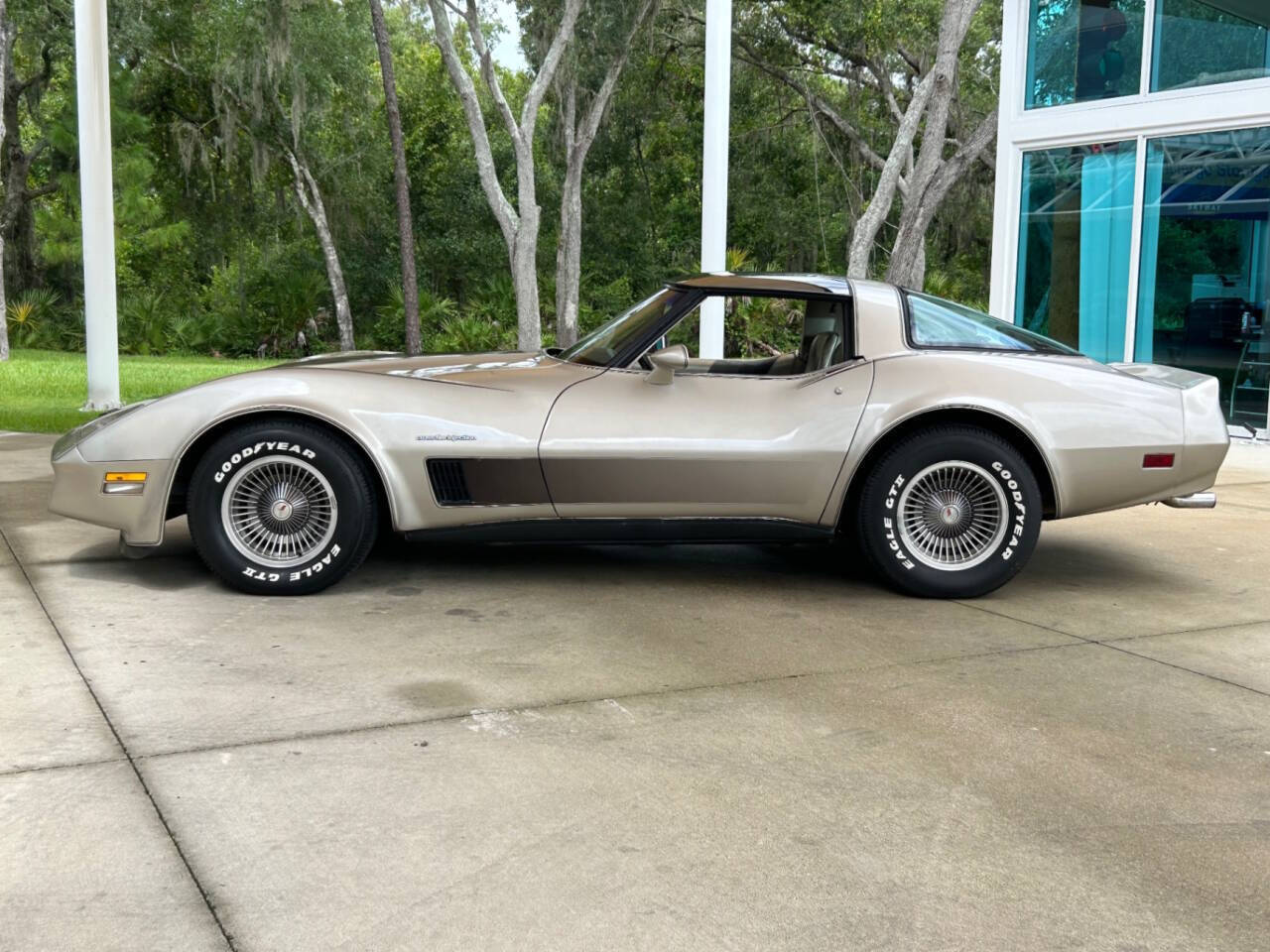 Chevrolet-Corvette-Coupe-1982-7