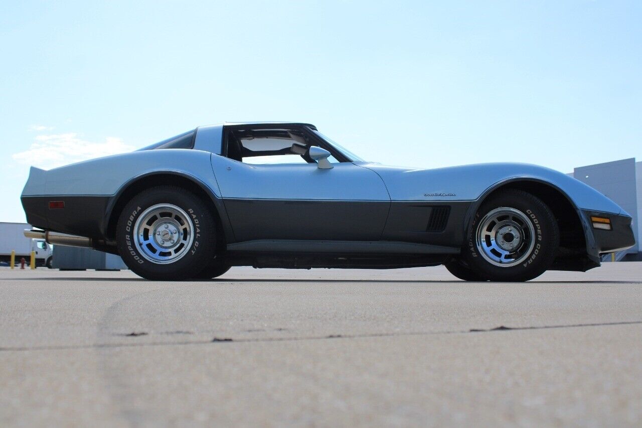 Chevrolet-Corvette-Coupe-1982-7