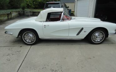 Chevrolet-Corvette-convertible-1962-1