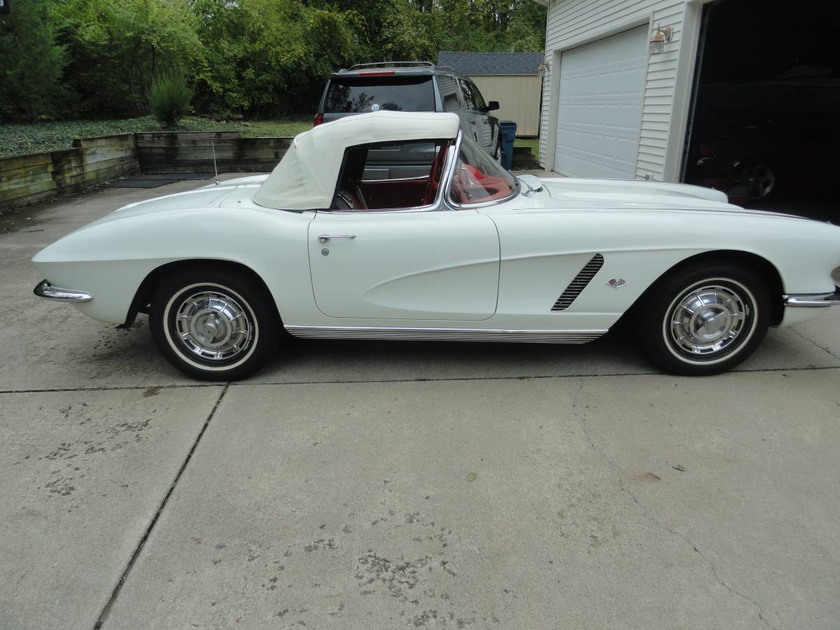 Chevrolet-Corvette-convertible-1962-1