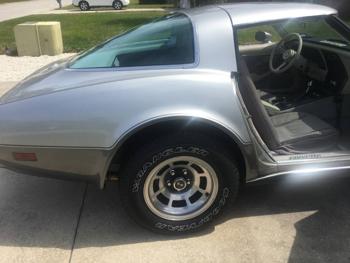 Chevrolet-Corvette-coupe-1978-2